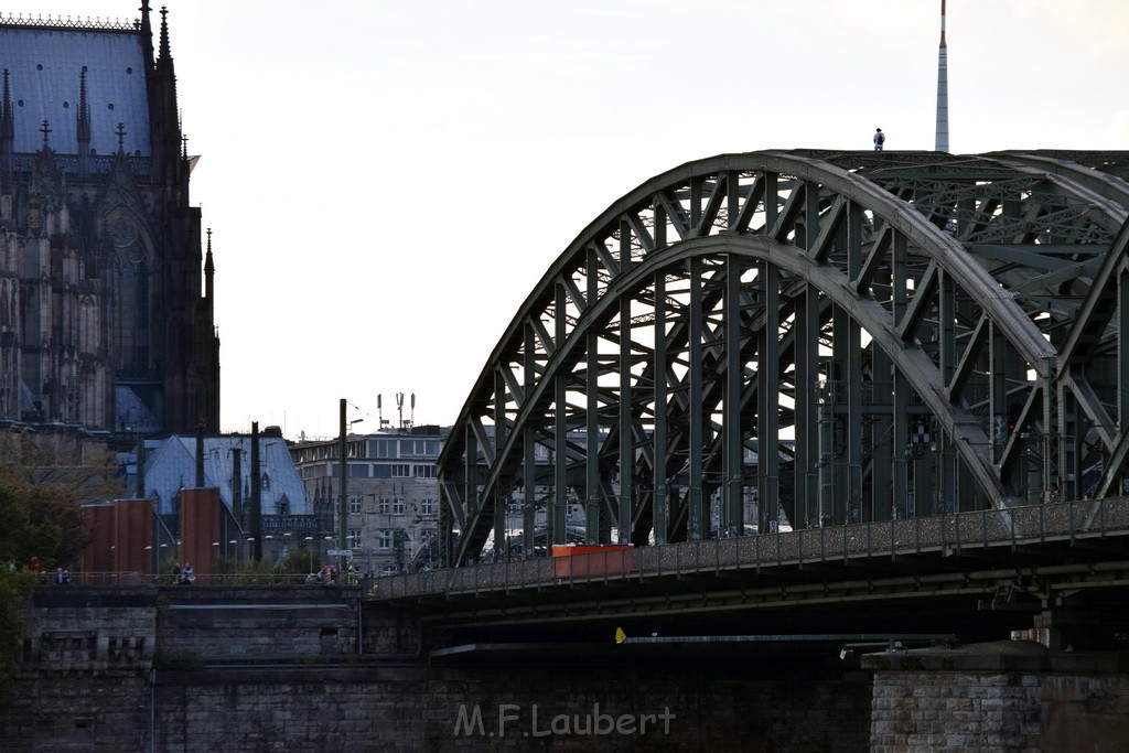 PSpringt kein Suizid Brueckenspringer Koeln Hohenzollernbruecke P074.JPG - Miklos Laubert